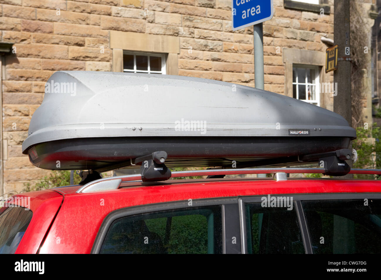Almacenamiento de carros portaequipajes de techo en la parrilla del techo  encima de un coche en Edimburgo, Escocia, Reino Unido, reino unido  Fotografía de stock - Alamy