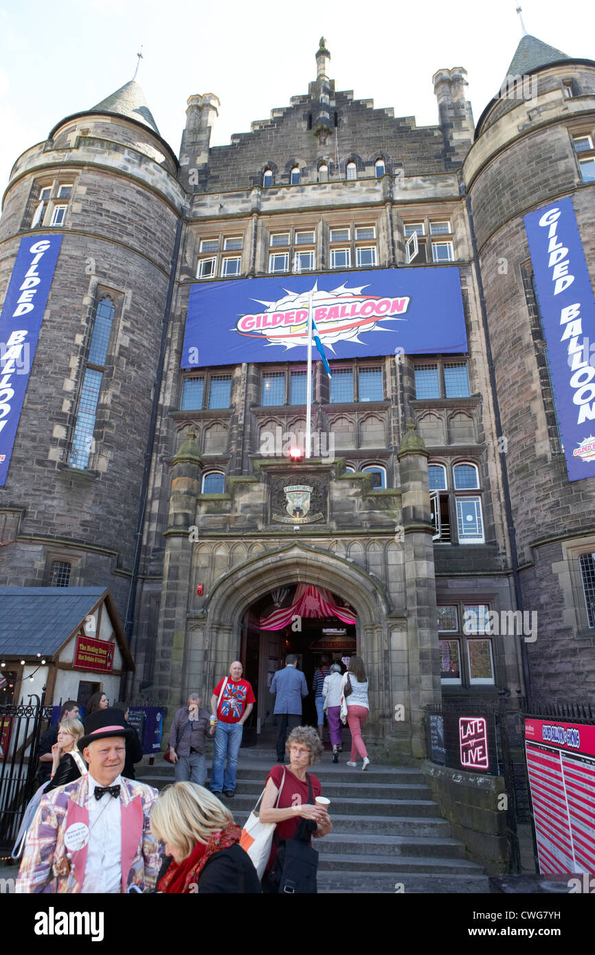 Fila teviot casa unión de los estudiantes de la Universidad de Edimburgo, que se convierte en el dorado durante el festival Fringe de globo Foto de stock