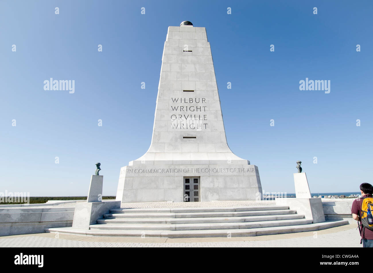 Los hermanos Wright el primer vuelo conmemorativo nacional monumento Torre Kill Devil Hills Carolina del Norte Outer Banks Foto de stock