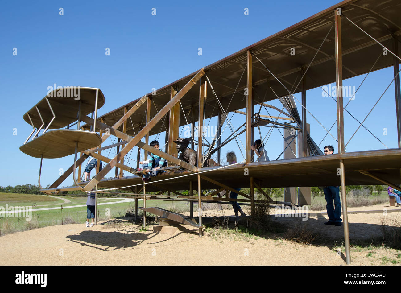 Los hermanos Wright Memorial Nacional el primer vuelo de avión escultura interactiva Kill Devil Hills Carolina del Norte. Foto de stock