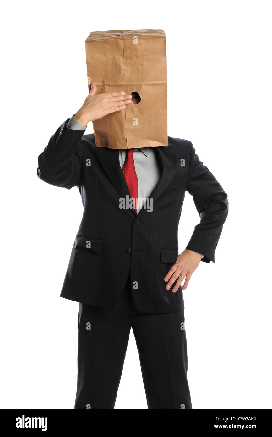Retrato del empresario escondiéndose detrás de bolsa de papel aislado sobre fondo blanco. Foto de stock