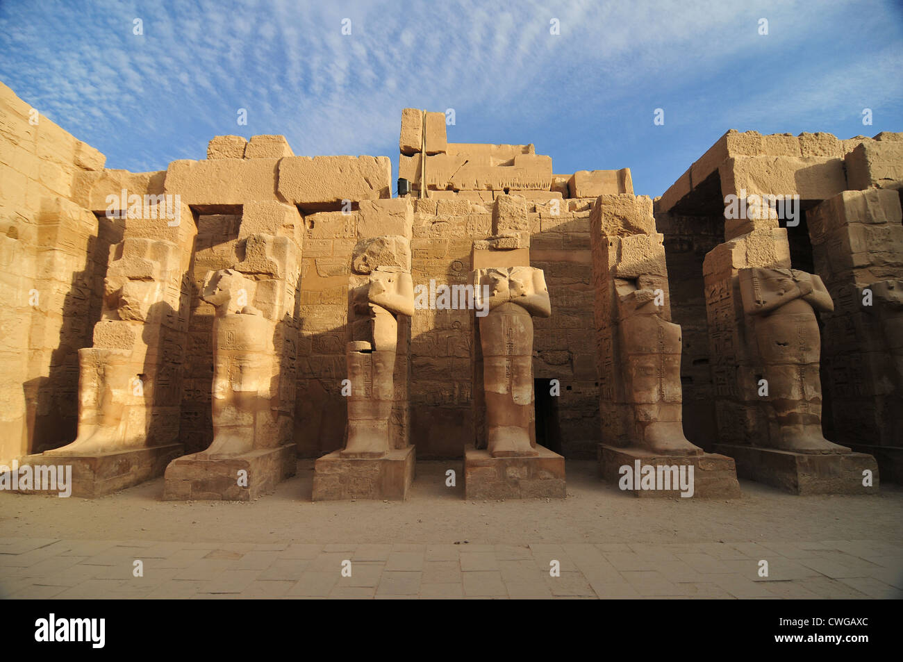 Estatuas de Egipto Karnak, formando una vasta variedad de dientes cariados templos, capillas, torres y otros edificios. Foto de stock