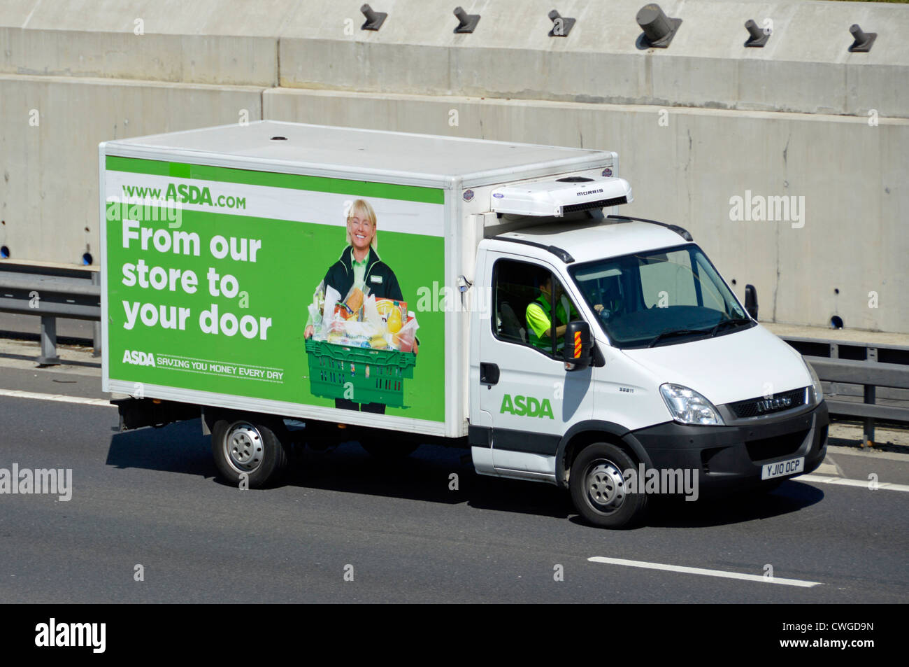 Asda home delivery van con tienda de comestibles a puerta slogan