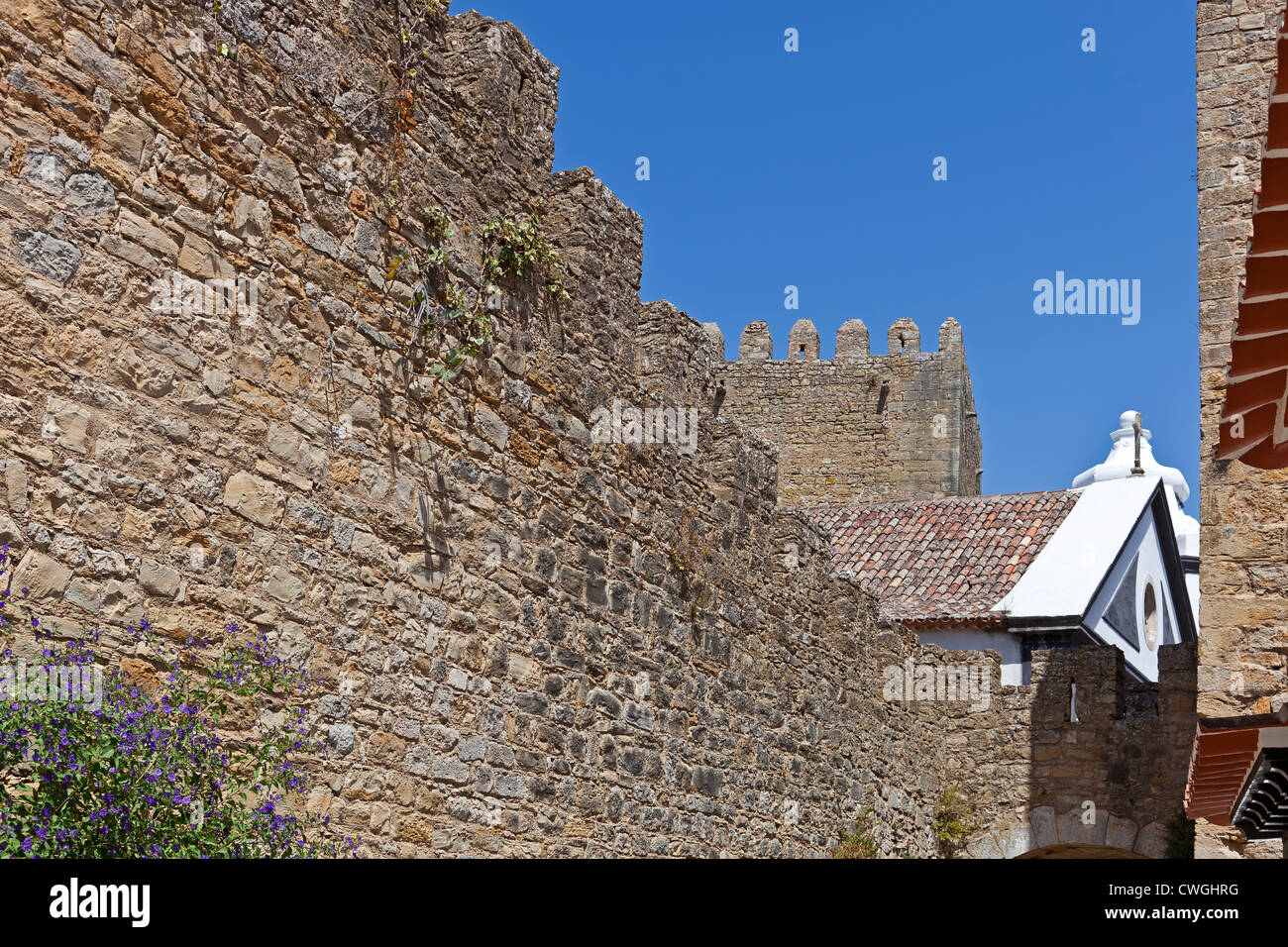 Óbidos pared de castillo fortificado. Obidos es un pueblo medieval muy bien conservado aún dentro de las paredes del castillo Foto de stock
