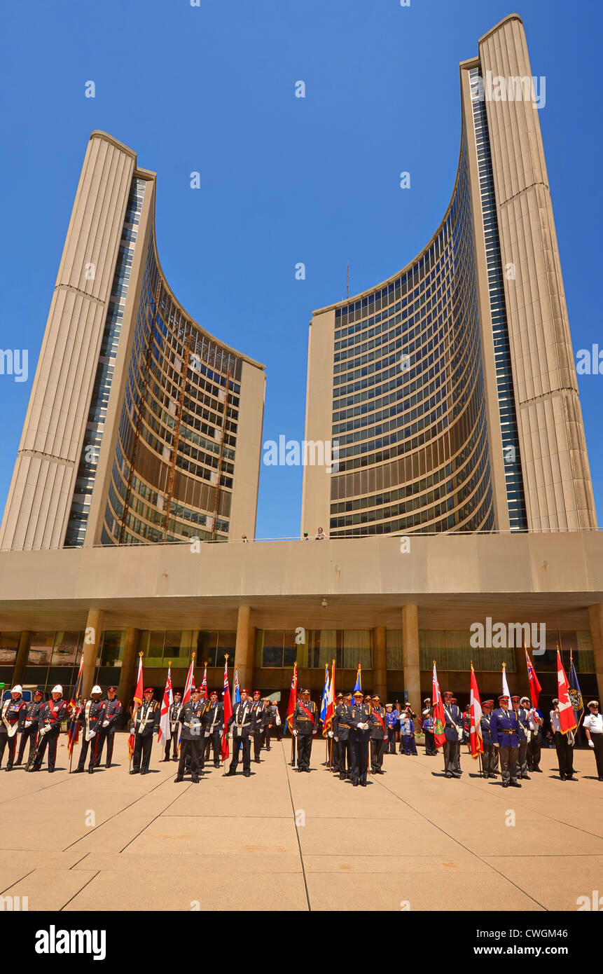 Las fuerzas armadas canadienses, desfilando bajo el Ayuntamiento de la ciudad de Toronto, Canadá, celebrando la 72nd. Aniversario de la batalla de Dunkerque Foto de stock