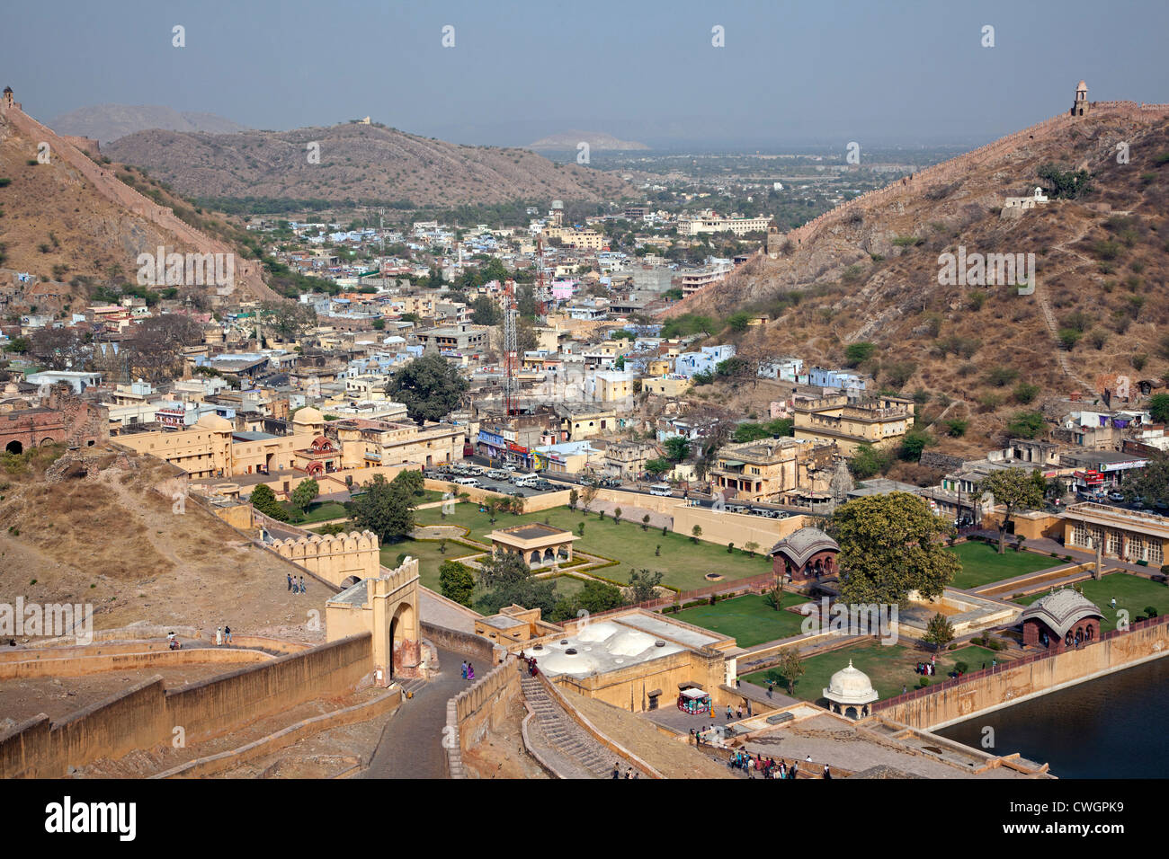 La ciudad de Jaipur, visto desde el Fuerte Amer / Fuerte Amber, palacio de arenisca roja en Amer cerca de Jaipur, Rajasthan, India Foto de stock