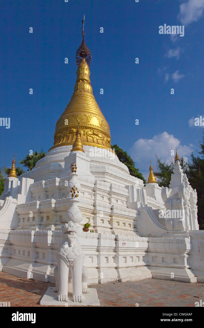 Santuarios budistas en INWA histórico que sirvió como la capital de los reinos de Birmania durante 400 años - Myanmar Foto de stock