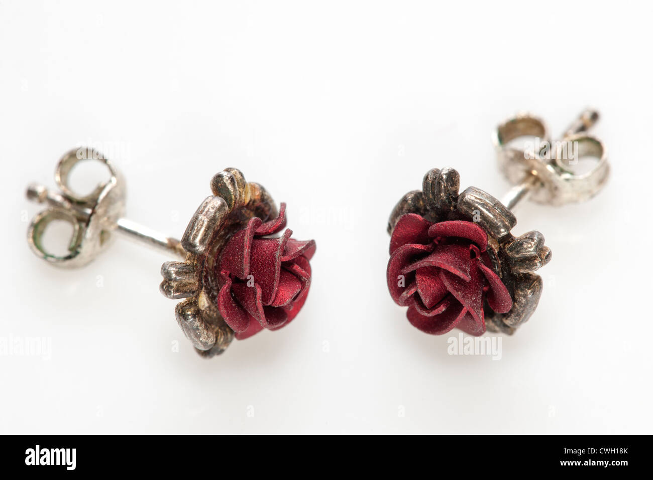 Par de pequeña rosa roja stud earrings Foto de stock