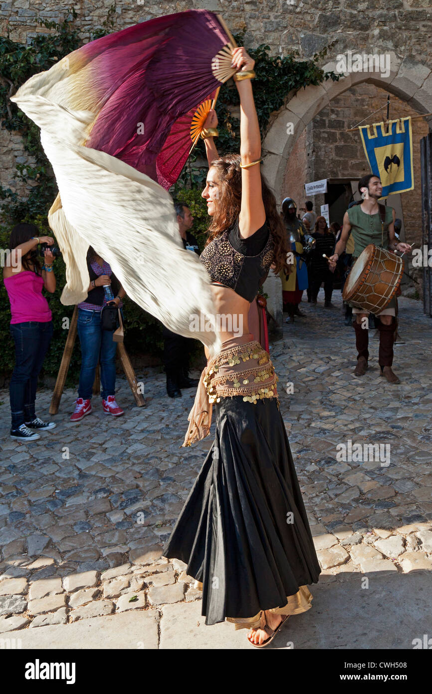 Bailarina de danza del vientre con velo en una recreación de una Feria  Medieval de Óbidos, Portugal Fotografía de stock - Alamy