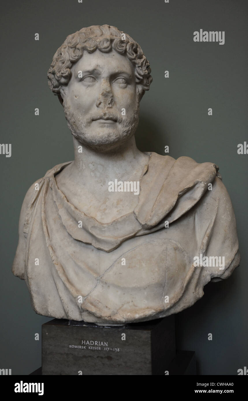 Adriano (76-138). Emperador romano (117-138). Busto de Roma (125-138 D.C.) 2º siglo. Mármol. Carlsberg Glyptotek Museum. Foto de stock