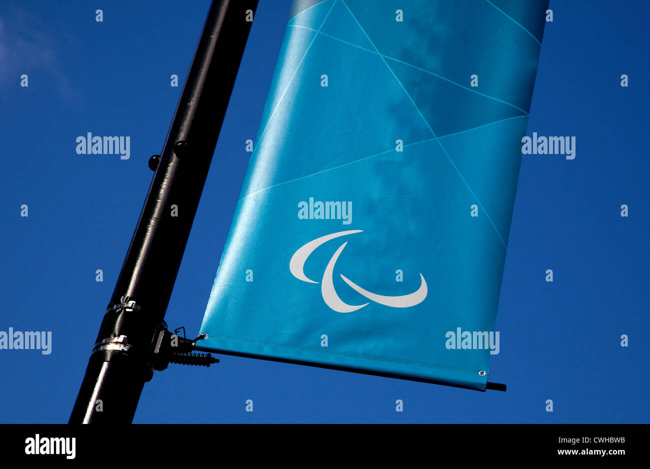 Agitos símbolo para los Juegos Paralímpicos en London street banner Foto de stock