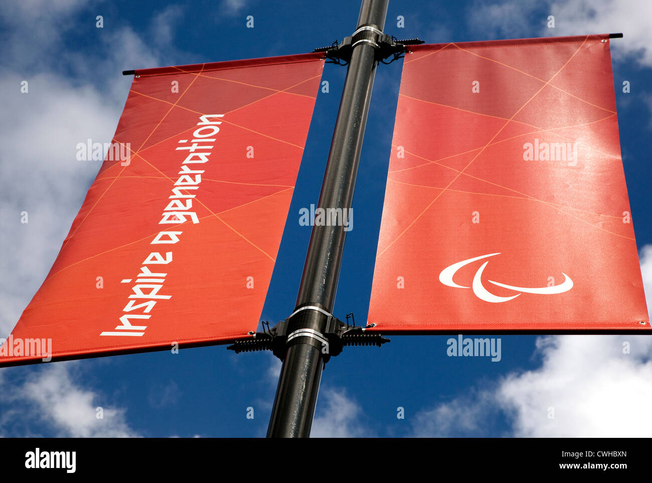 Símbolo de los Juegos Paralímpicos de Agitos & eslogan en London street banner Foto de stock