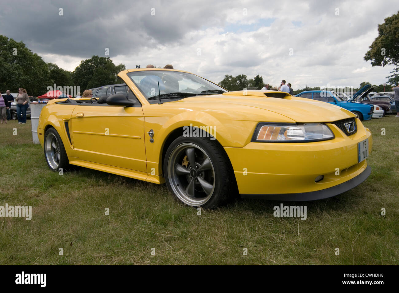 Ford Mustang 2000 capota convertible tops amarillo Fotografía de stock -  Alamy