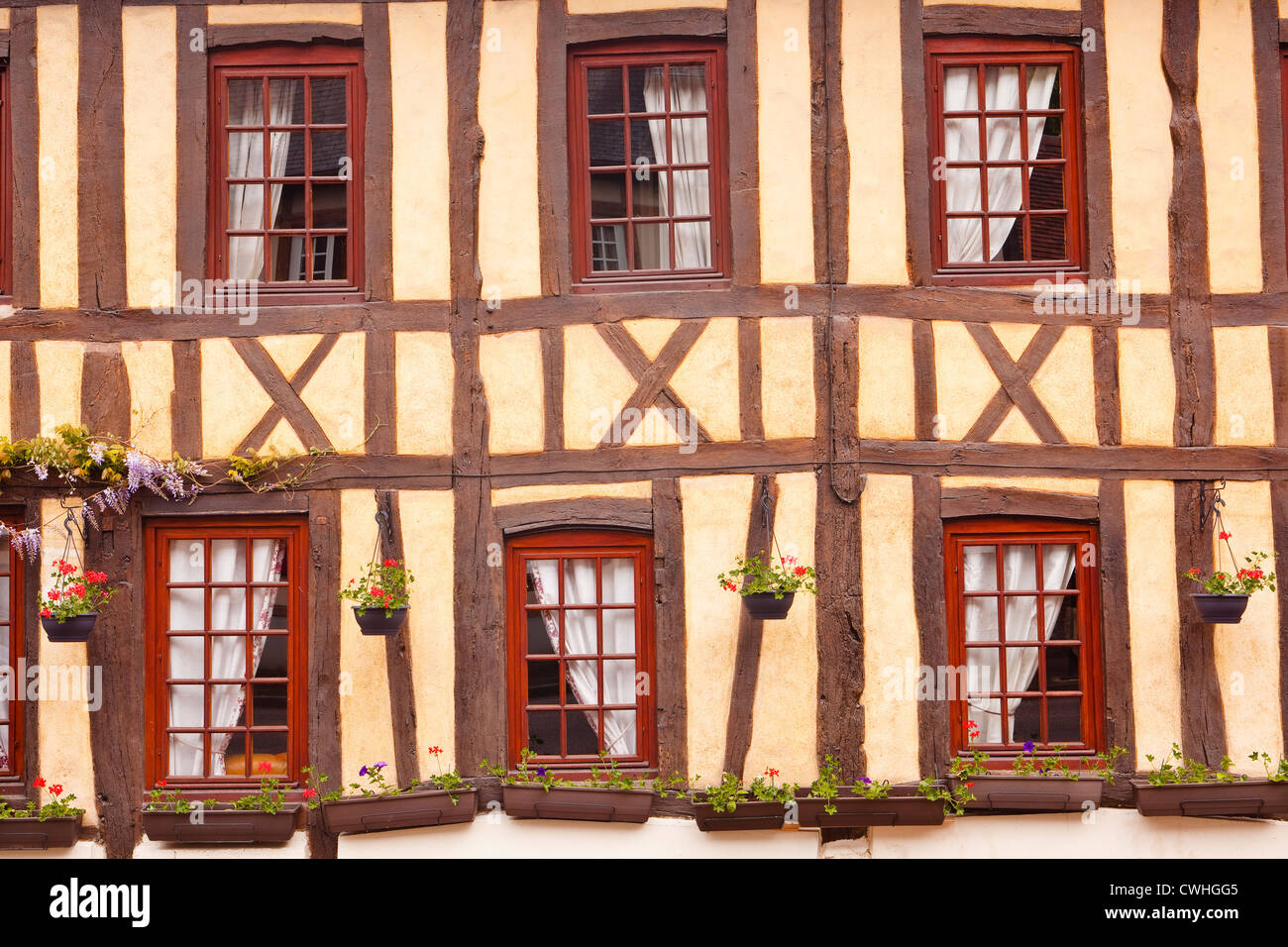 La mitad timebered casas en la aldea de Lyons La Foret, Francia. Foto de stock