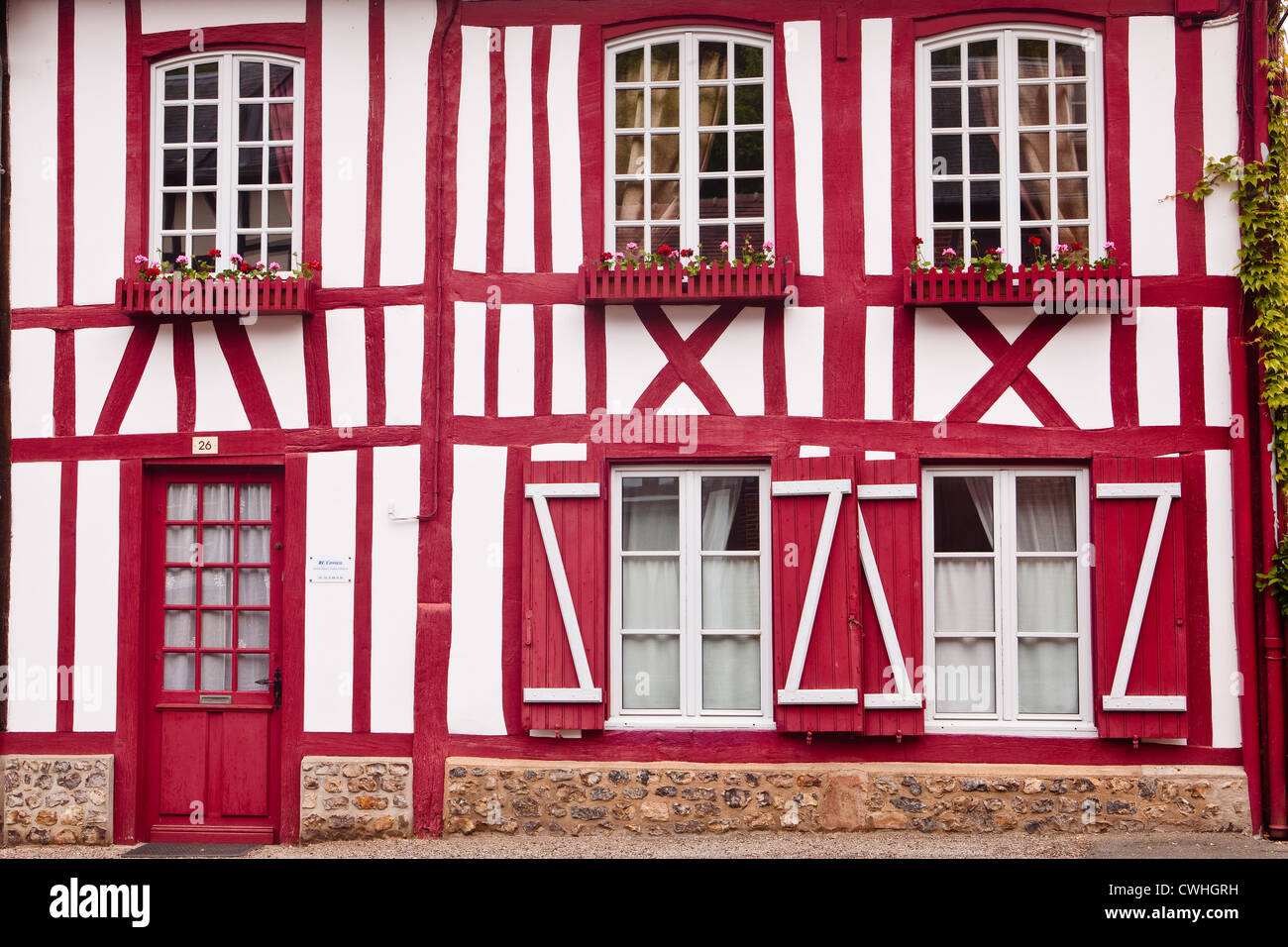 La mitad timebered casas en la aldea de Lyons La Foret, Francia. Foto de stock