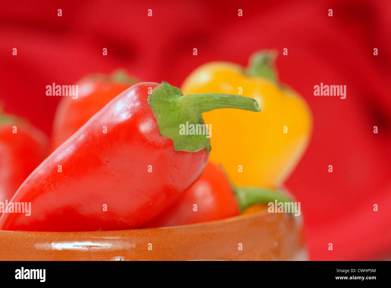 Deliciosa variedad de rojo, amarillo y naranja chili peppers. Foto de stock