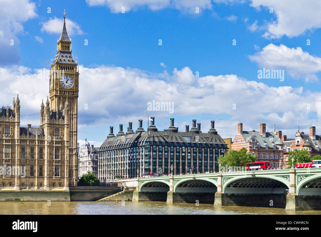 Londres Palacio de Westminster Big Ben y el tráfico en el puente de Westminster Inglaterra GB Reino Unido Europa Foto de stock