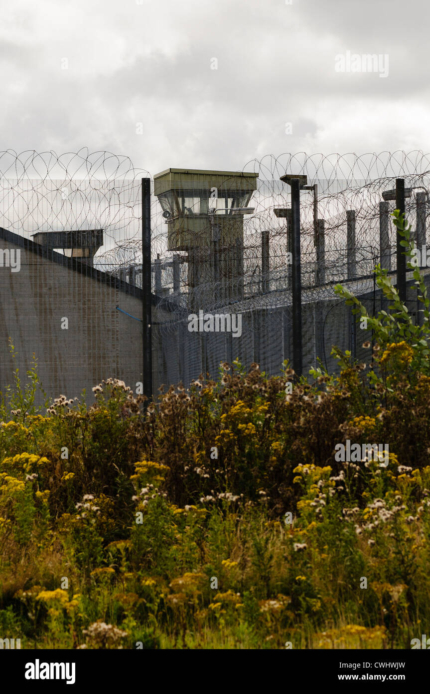 Vallas de seguridad y torres de vigilancia en la abandonada prisión de Maze (Long Kesh) Foto de stock