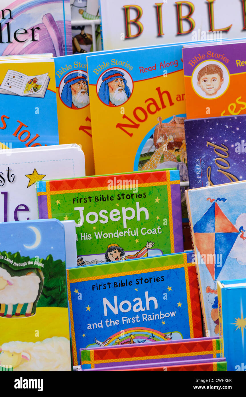Estante de libros cristianos para niños a la venta en un puesto en el  mercado Fotografía de stock - Alamy