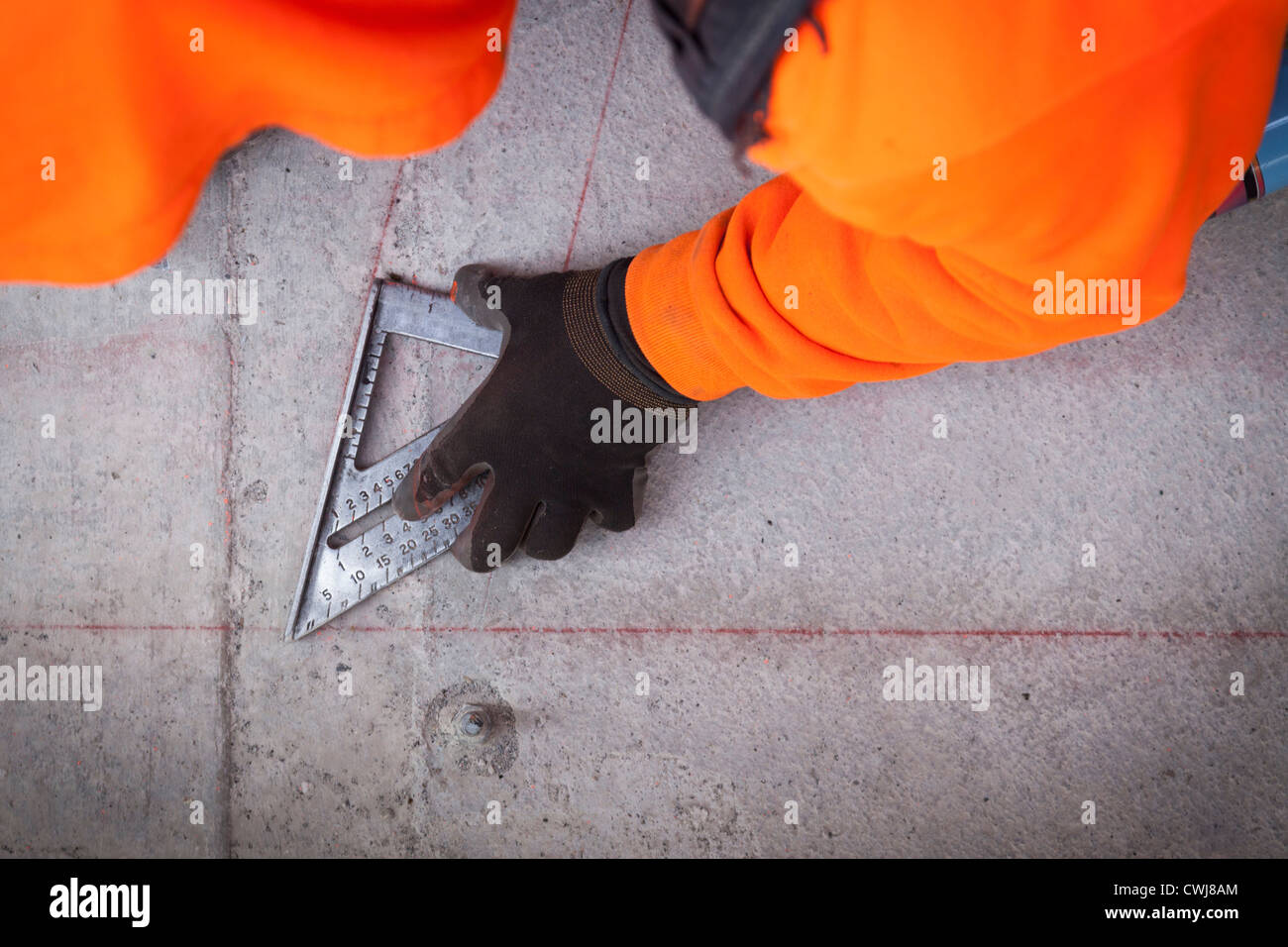 Trabajador de la construcción de cemento marca Foto de stock