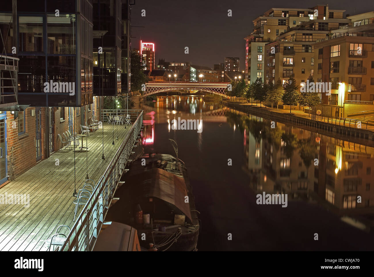 Puente de Leeds por la noche desde el Brewery Wharf pasarela Foto de stock