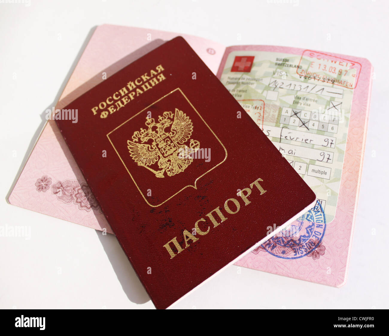 Pasaporte de Rusia y de la antigua visa para Suiza Fotografía de stock -  Alamy