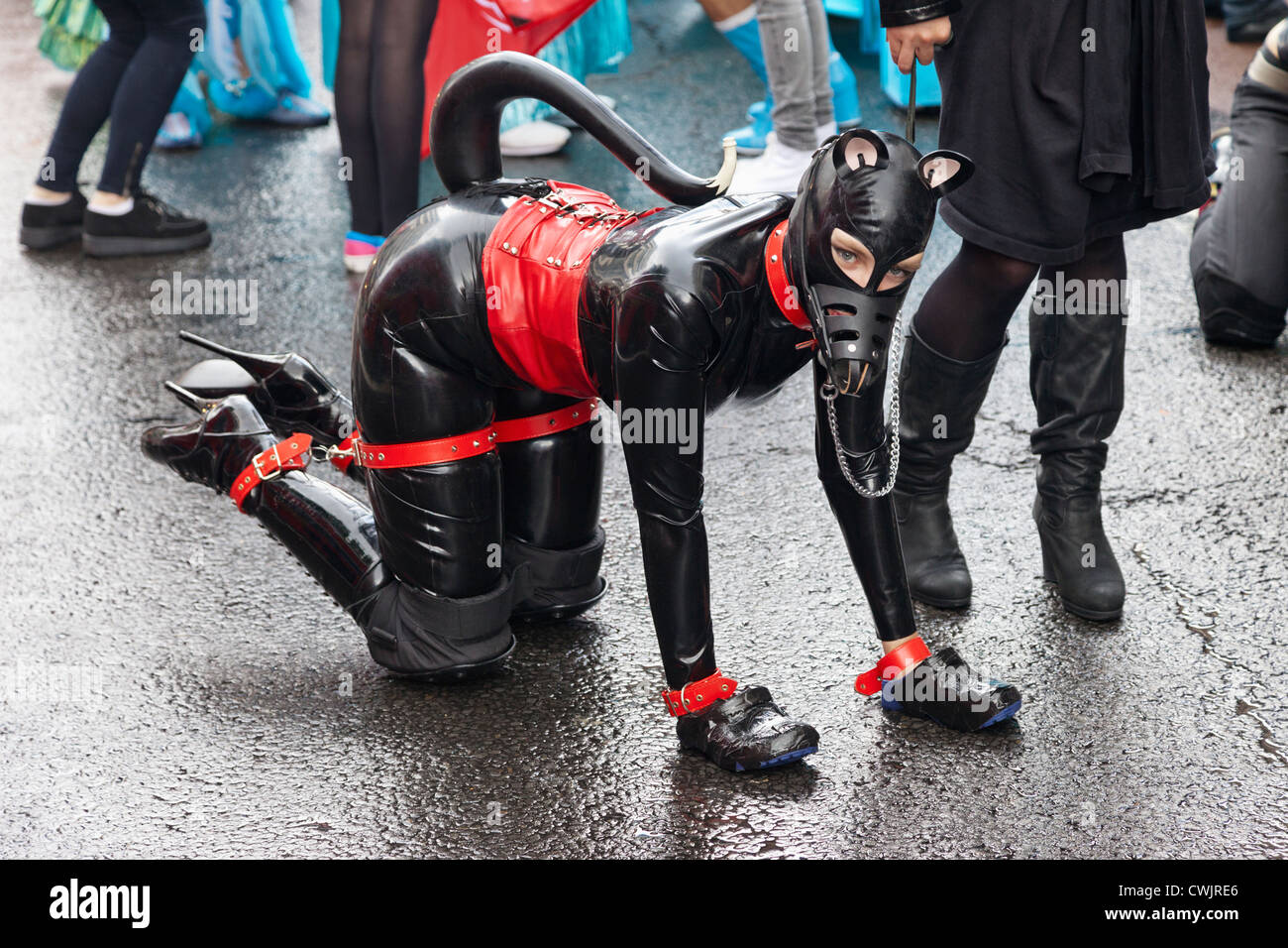 Inglaterra, Londres, el Desfile del Orgullo Gay anual, Mujer vestida de  cuero traje de gato Fotografía de stock - Alamy