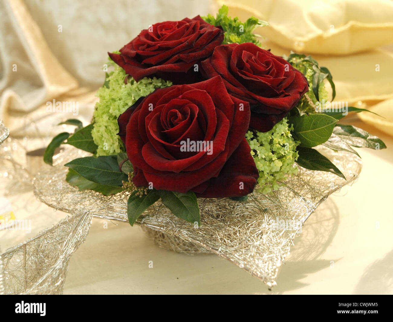 Detalle del pequeño ramo de rosas rojas Fotografía de stock - Alamy