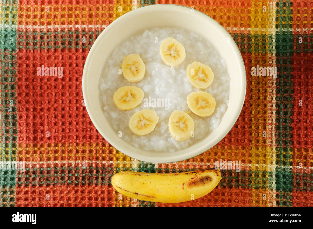 La comida del bebé compuesta de arroz y plátanos Foto de stock