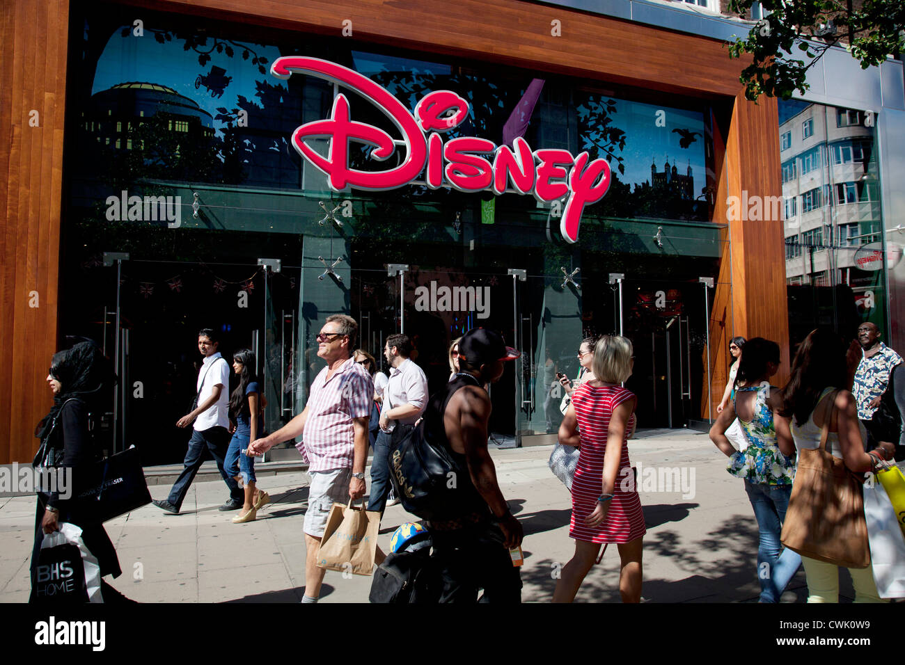 Los compradores pasan fuera de la tienda Disney Store en Oxford Street,  Londres, Reino Unido. Disney Store (anteriormente llamado Disney Store) es  una cadena internacional de tiendas especializadas vendiendo sólo elementos  relacionados
