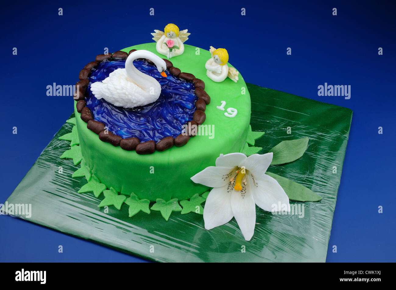 Pastel con el Cisne en el lago y dos querubines y Lily Fotografía de stock  - Alamy