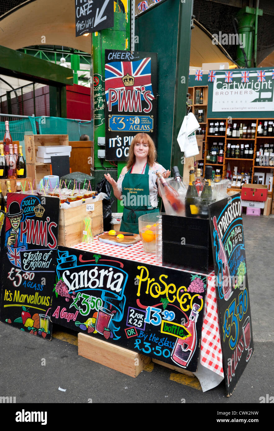 Beber alcohol cala, Borough Market, Londres, Inglaterra, Reino Unido. Foto de stock