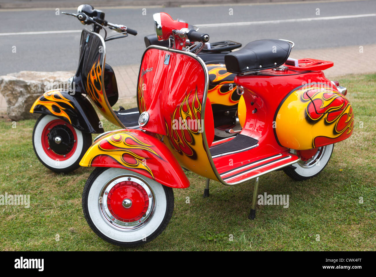 Custom painted classic vespas scooters fotografías e imágenes de alta