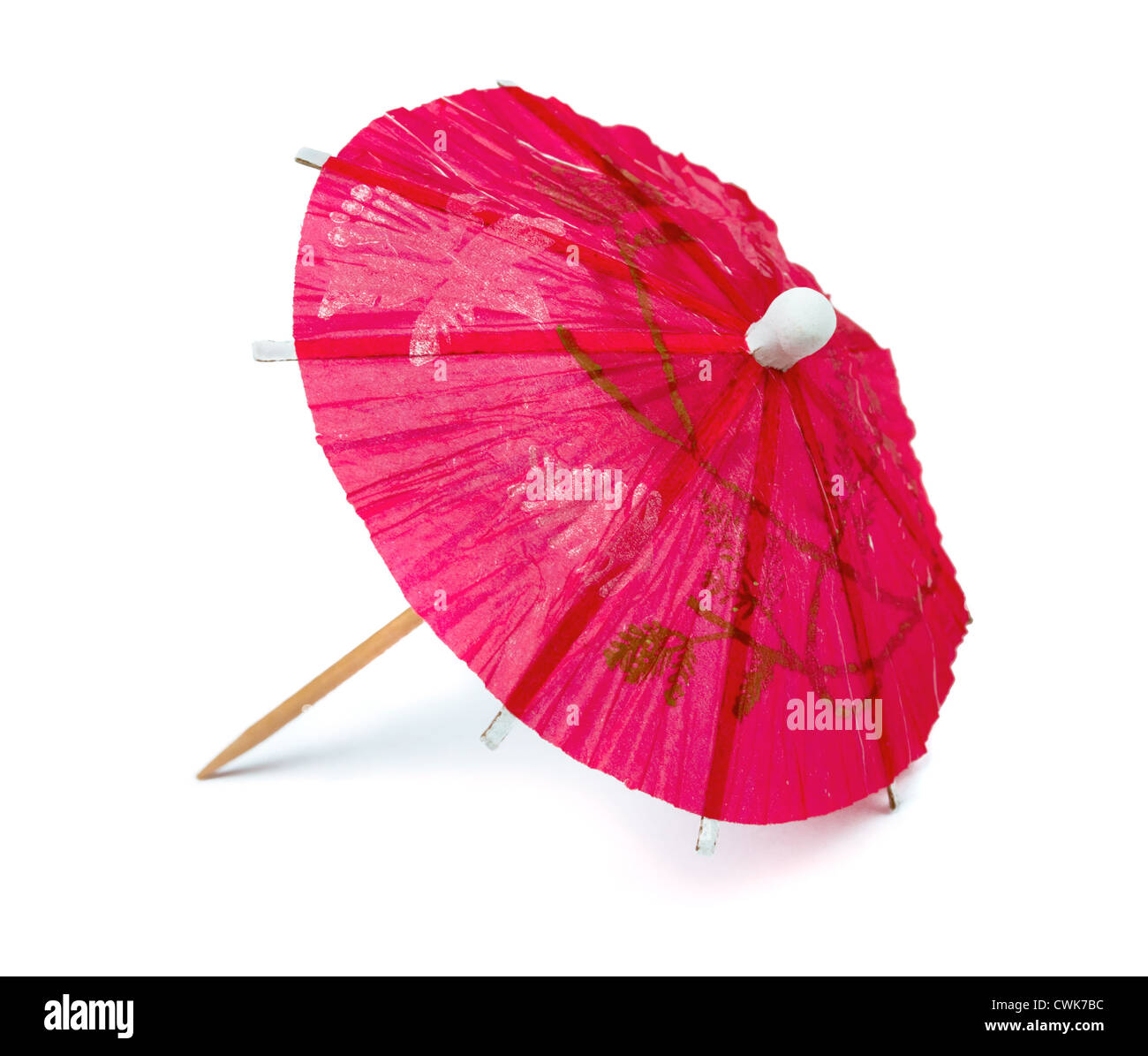 Cóctel en papel rosa paraguas aislado en blanco Fotografía de stock - Alamy