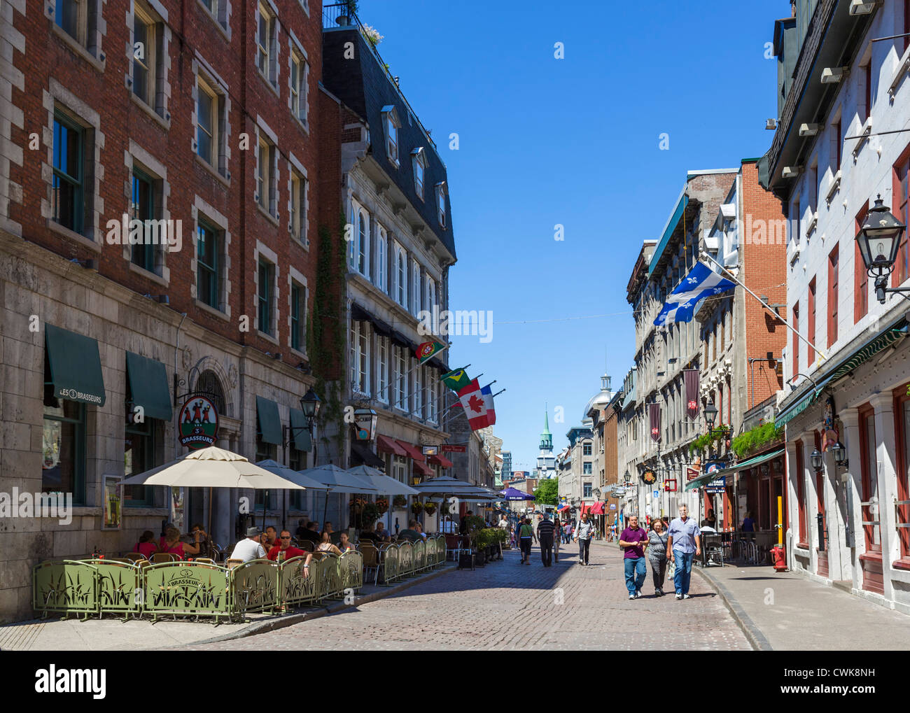 Bares, cafés, restaurantes y tiendas a lo largo de la Rue St Paul, Vieux Montreal, Montreal, Quebec, Canadá Foto de stock