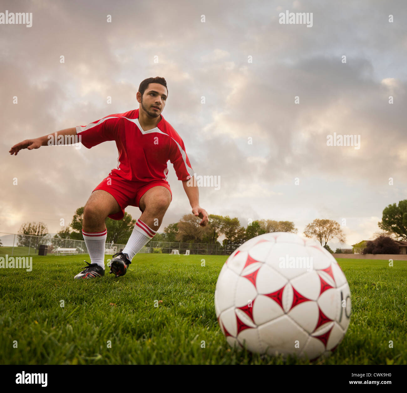 Jugador de fútbol Hispanos acerca a patear el balón Foto de stock