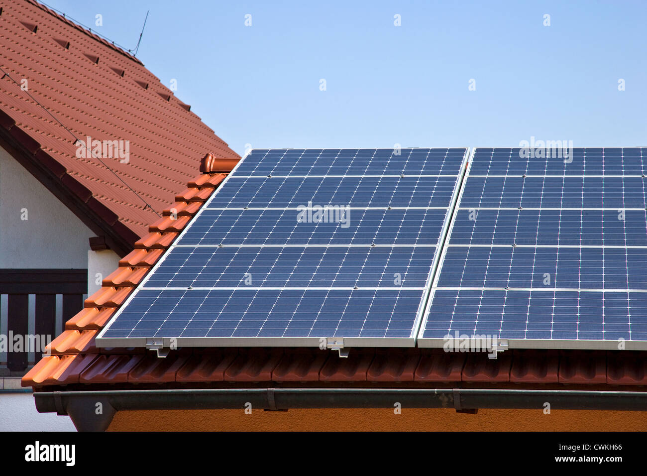 Checo - la energía solar paneles solares en el techo de la casa de la familia Foto de stock