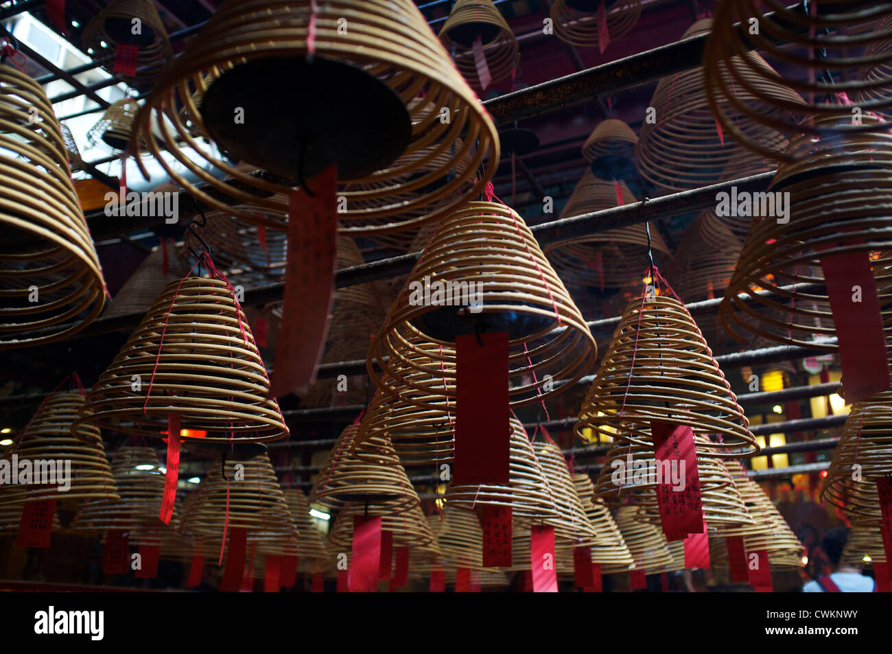 Bobinas de incienso ardiendo en templo Man Mo, Hong Kong, China. 25-Aug-2012 Foto de stock