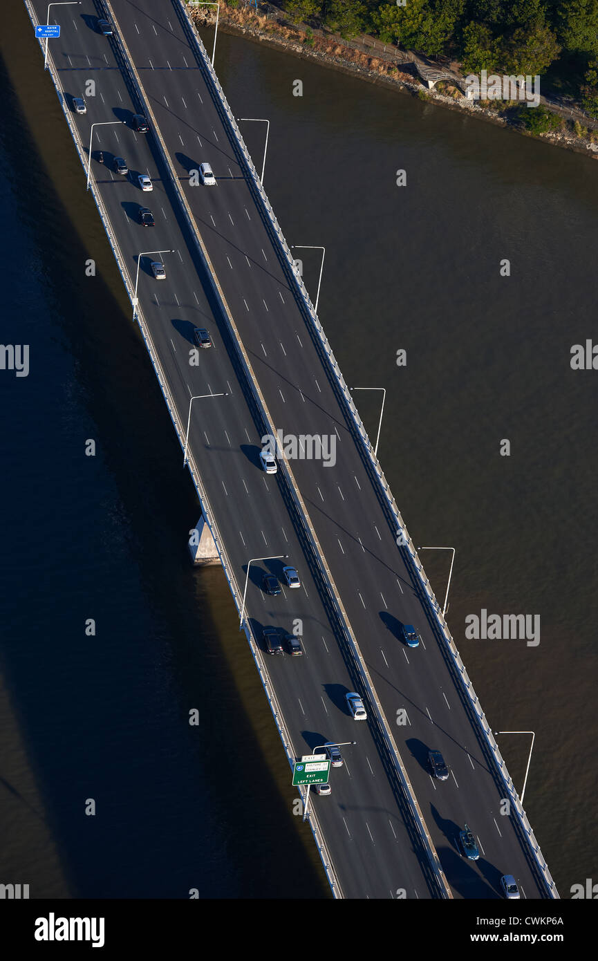 Vista aérea de tráfico en el puente de Captain Cook, Sudeste de Freeway, Brisbane, Queensland, Australia Foto de stock