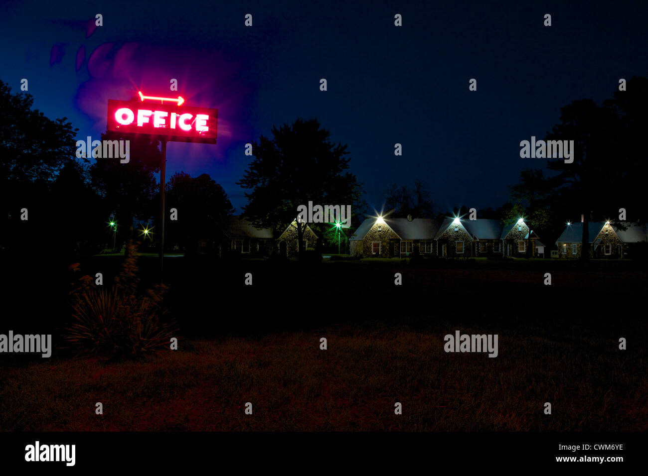 El Wagon Wheel Motel sobre la Ruta 66 en la noche Foto de stock