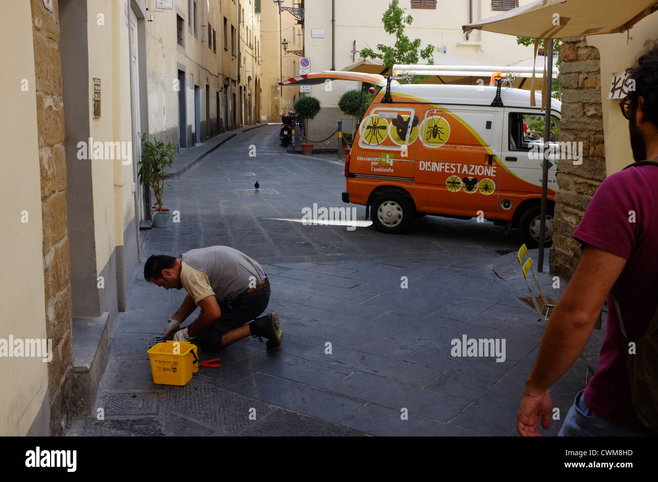 Control de plagas móvil italiano hombre y van en Florencia Foto de stock