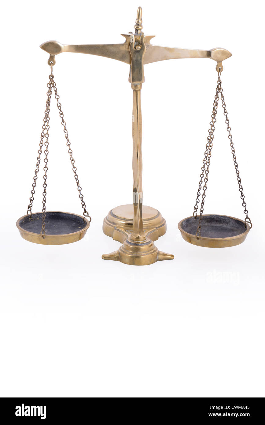 Balanzas balanza símbolo de la justicia sobre un fondo blanco con reflexión Foto de stock