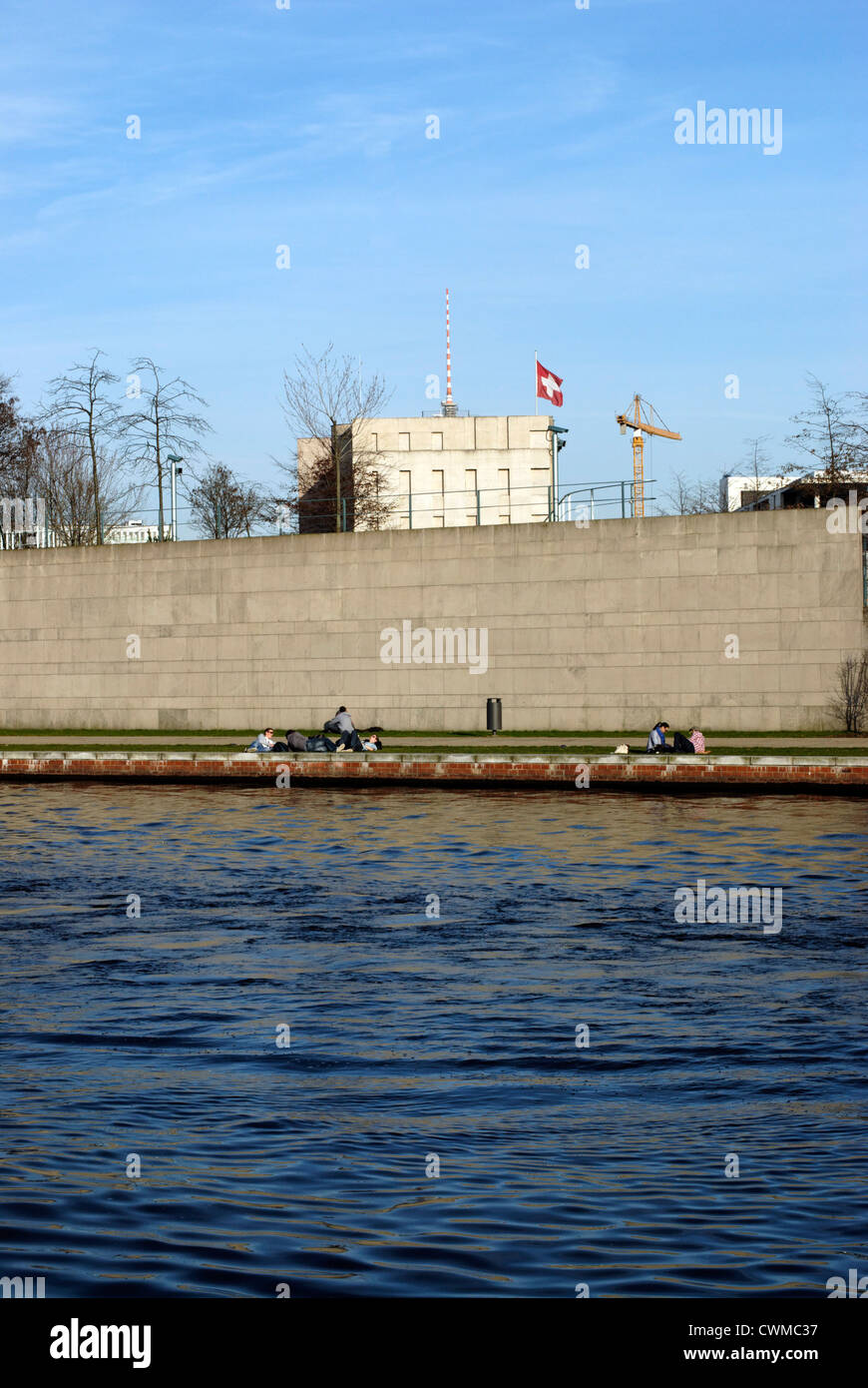 Vista al río Spree, la Embajada de Suiza en Berlín puede ser observada en el fondo. Foto de stock