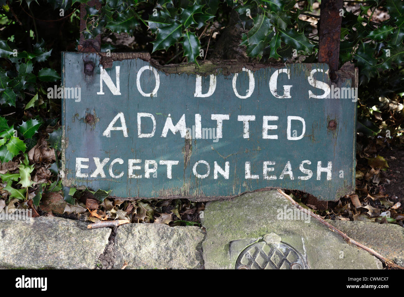 No se admiten perros excepto en el letrero Leash en Princes Street Gardens en el centro de la ciudad de Edimburgo, Escocia, Reino Unido Foto de stock