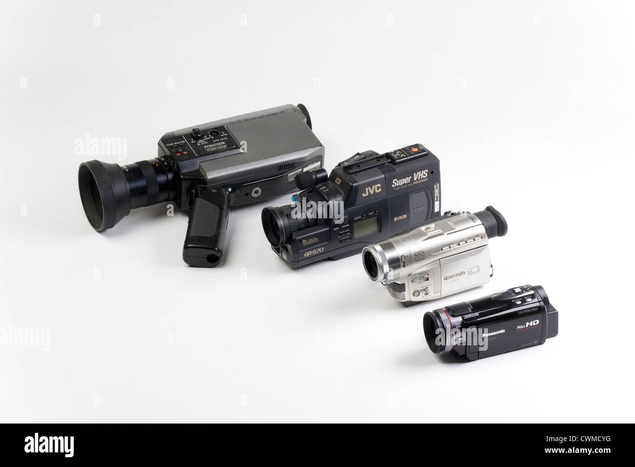 Videocámara moderna en comparación con las antiguas cámaras de vídeo  Fotografía de stock - Alamy