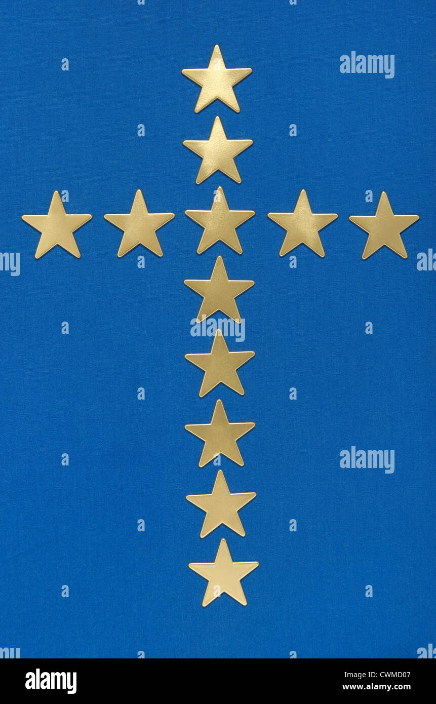 Bandera europea en forma de cruz contra el fondo azul. Foto de stock