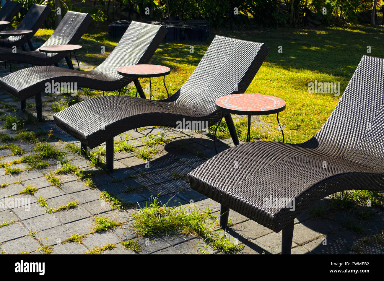 Rattan tejida sillas de piscina en el complejo de Filipinas Foto de stock