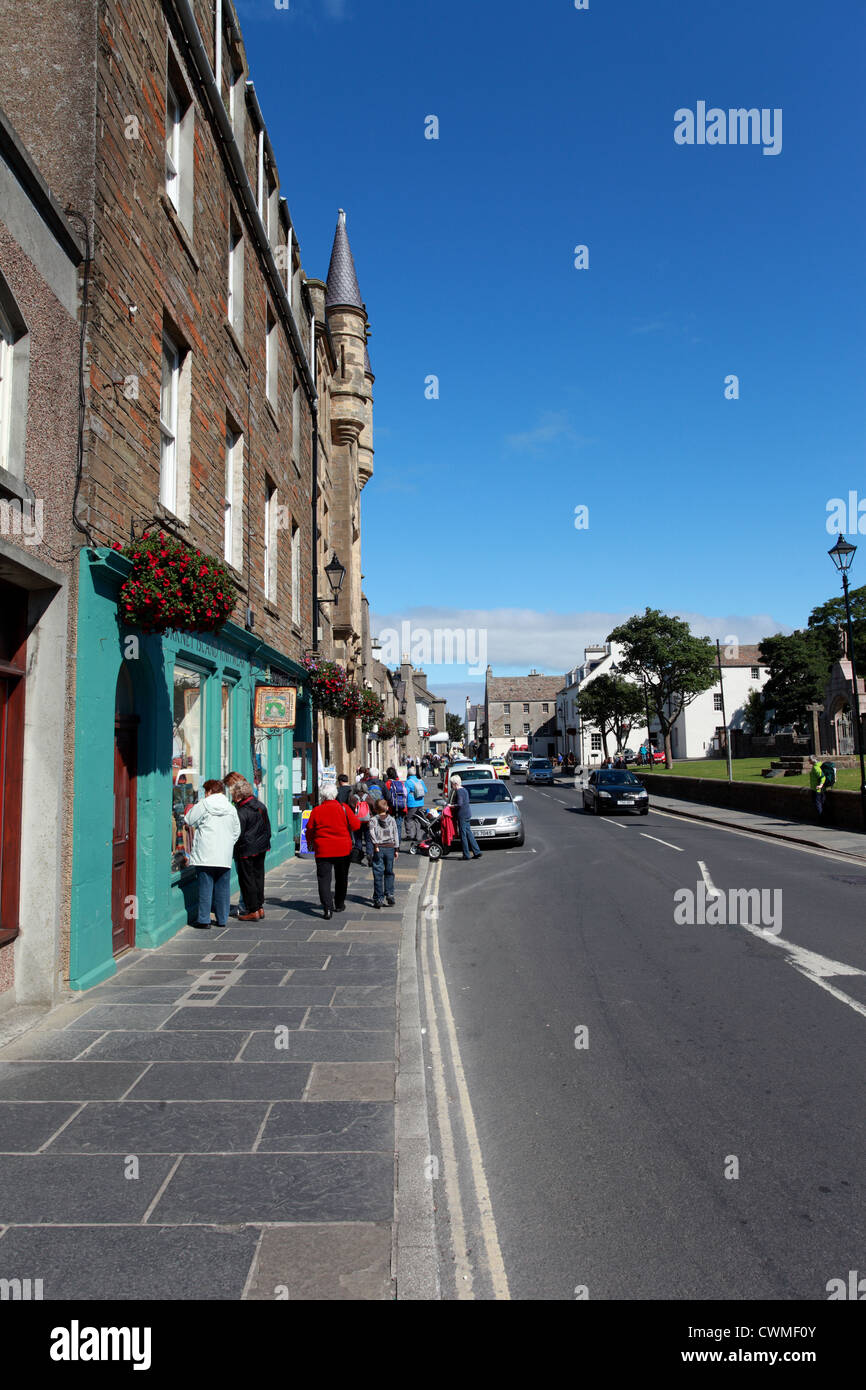 Vista de la calle Broad, Kirkwall, Orkney, Escocia, Reino Unido Foto de stock