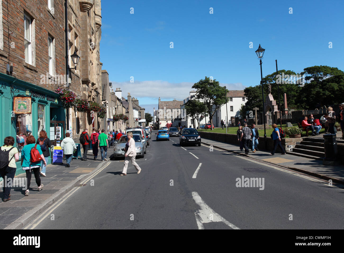 Vista de la calle Broad, Kirkwall, Orkney, Escocia, Reino Unido Foto de stock
