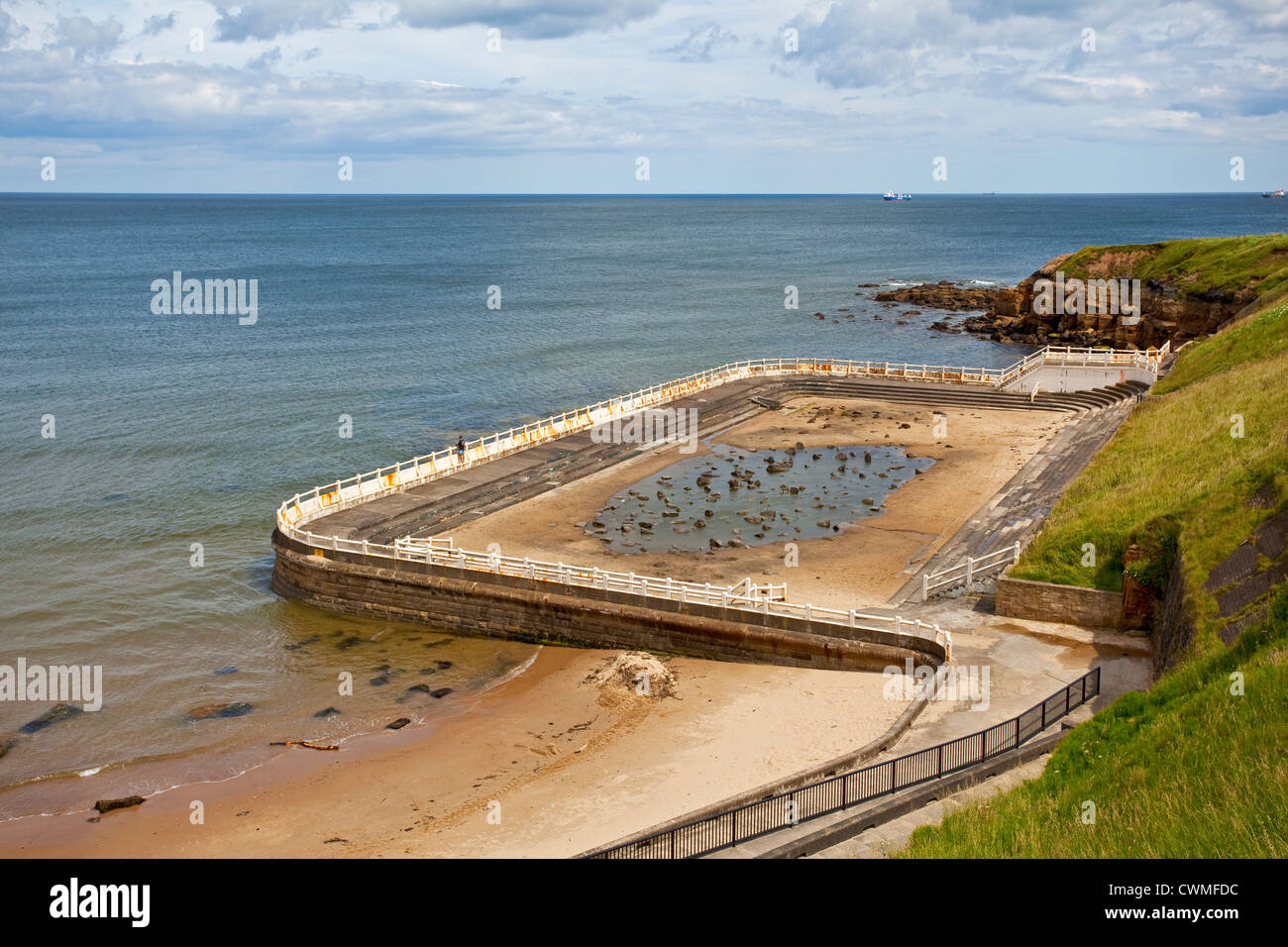 La piscina de agua de mar en desuso en Tynemouth Northumberland UK Foto de stock
